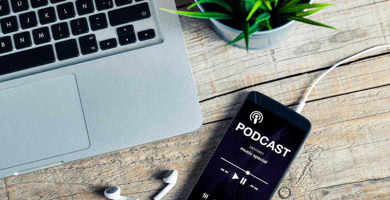 Auf einem Smartphone spielt sich ein Job Podcast ab