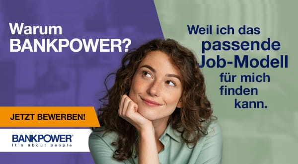 Junge Frau gedankenversunken nach oben blickend