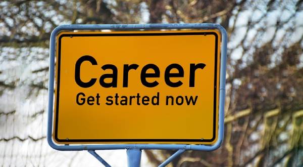 Verkehrsschild mit "Career - Get started now"