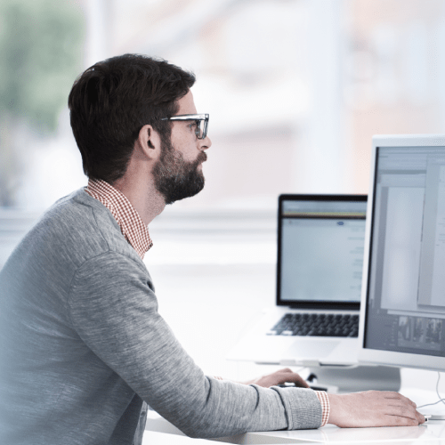Freelancer im Finanz- und Versicherungsbereich sitzt an einem Monitor