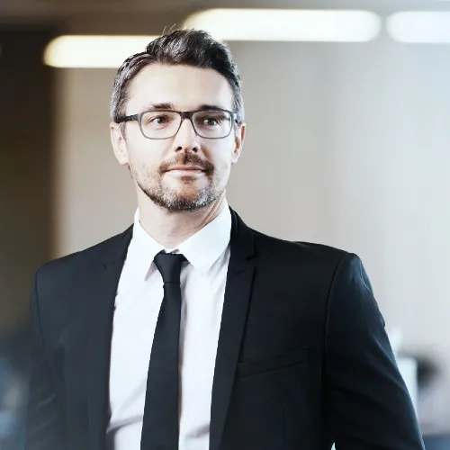 Bewerber im Finanzbereich mit Anzug und Brille