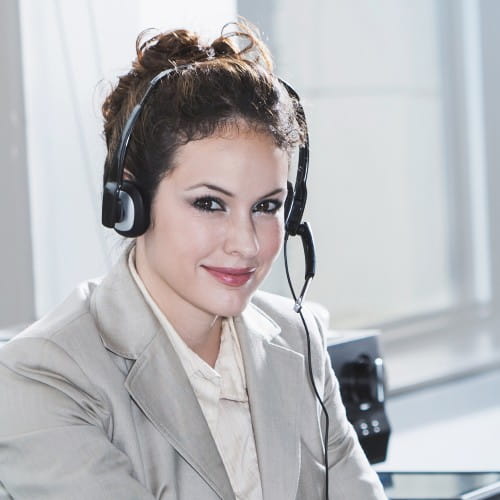 Portrait einer junge Frau im Business Look mit Headset