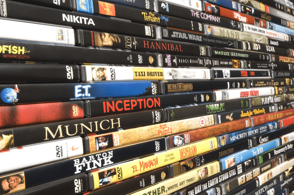 Eine Wand voller sauber gestapelter DVD Videohüllen